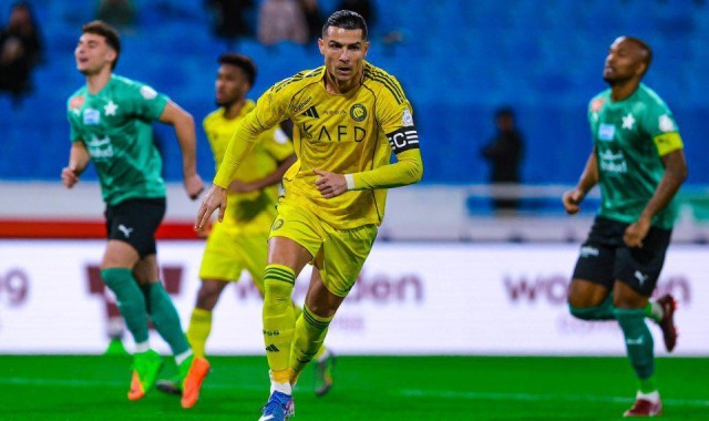 爱游戏入口-5-0！利雅得胜利获11连胜，2分优势领跑，41岁C罗传射+斩第965球