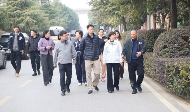 爱游戏在线-中国篮球协会副主席杨阳一行莅临武汉女篮进行调研指导